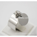 Logotipo personalizado personalizado personalizado grabado anillo de dedo en blanco con etiqueta pendiente encanto